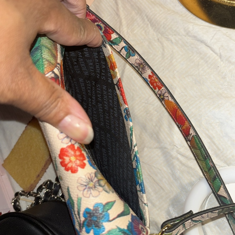 NWOT Floral Steve Madden crossbody w/removable strap - Picture 9 of 12